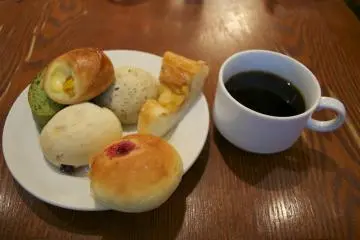 <p>Roti lagi, kali ini saya memilih yang manis untuk menemani kopi saya</p>