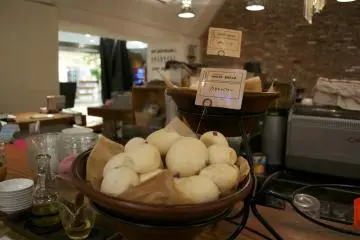 <p>Roti putih dengan berrie kering</p>