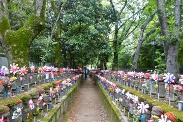 To the right of the cemetery, you will find many small statues wearing red knit caps or aprons. As you might know, they are jizos; people pray to them for their children’s happiness.
