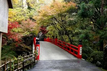 สะพานสีแดงตรงทางเข้า Imakuma-no-Kannonji 
