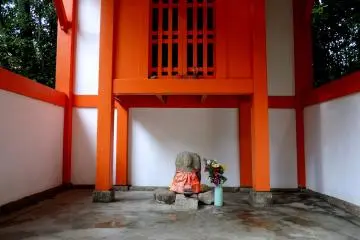 รูปปั้นจิโซะภายในอาคารสีแดงและสีขาว