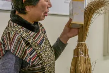 <p>Pemandu wisata di Museum dan Pabrik Tengu Natto</p>