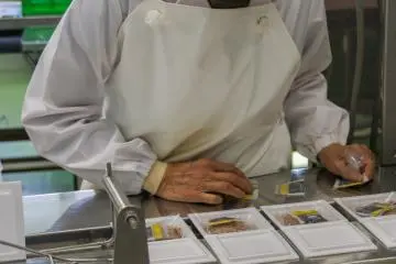 용기 안에 소스를 놓는다