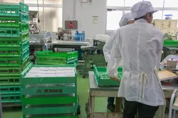 낫또 무게를 측정하고 카트에 올려놓는다