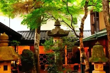 <p>Courtyard of a souvenir shop</p>