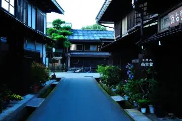 <p>The street came to a dead end at the old Jinya house (encampment). This is the end of Kami-sanno Machi, so I turned back to retrace my steps.</p>