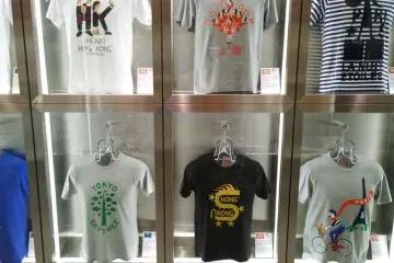 <p>UT WORLD OMIYAGE > เสื้อยืดที่ระลึกจากเมืองต่างๆ ของโลกซึ่งสร้างสรรค์ลายเก๋ๆ ตามคาแร็คเตอร์ของเมืองนั้นๆ</p>