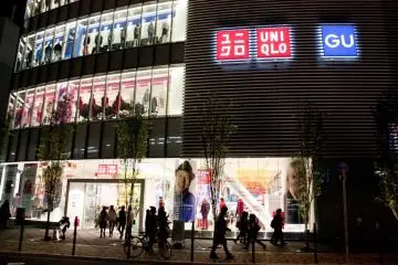 <p>ด้านหน้าของ UNIQLO OSAKA ที่ใหญ่อลังการสมเป็น Flagship Store แห่งที่ 3 ของโลก</p>