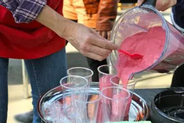 <p>Preparing the fresh strawberry smoothies</p>