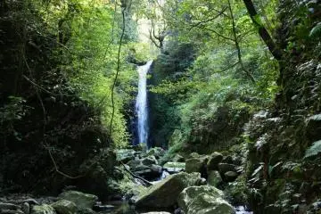 <p>A 40&nbsp;minute hike from Zatou-daki, Ko-taki&nbsp;has a small table for picnic lunches and deep, emerald blue pool perfect for swimming.&nbsp;</p>