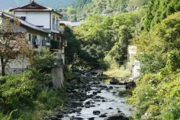 <p>Yunotsuru Onsen Town is nestled in the mountains 15 minutes away from the Minamata downtown area. &nbsp;</p>
