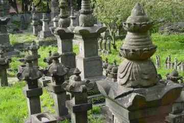 The statues and gravestones are all mixed together here.