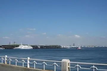 View of Yokohama Harbor from Yamashita Park. (Photo: Ryo Watabe)