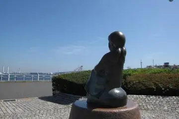 Little Girl Wearing Red Shoes. (Photo: Ryo Watabe)