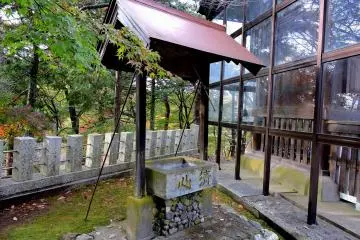 작은 정수 정화수에는 물이 들어 있지 않다. '정신'이라는 말이 물 분지에 새겨져 있다. 하지만 어떻게?