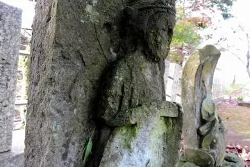 오래된 것처럼 보이는 카논 동상들, 하나는 머리가 없다