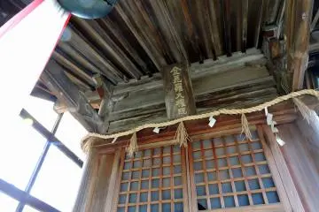 곤피라 기도실 처마 올려다보면