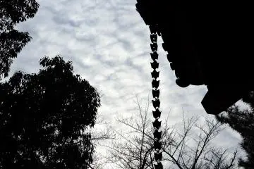 슬픈 하늘과 하루의 끝에 있는 기도실의 그림자