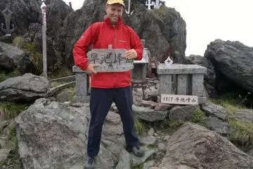 <p>Il y a deux panneaux au sommet, l'ancien que je tiens, et le nouveau &agrave; droite indiquant 3 m&egrave;tres de plus&nbsp;</p>