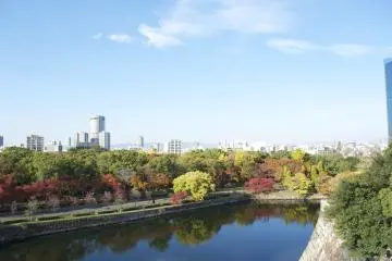 <p>There's only nature, a stone wall, a river and some more nature separating Osaka's relaxing park from the hustle and bustle of the city</p>