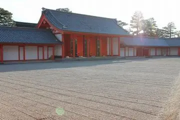 <p>View Shomeimon Gate to the south from&nbsp;Nikkamon Gate in the east</p>