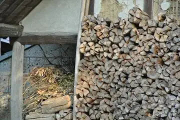 Tumpukan kayu untuk tungku pembakaran