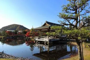 푸른 하늘 아래 아름다운 신덴 즈쿠리 양식의 일본 건물