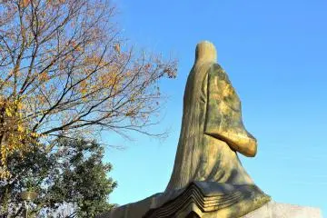 무라사키 시키부의 긴 곧은 털 좀 봐!
