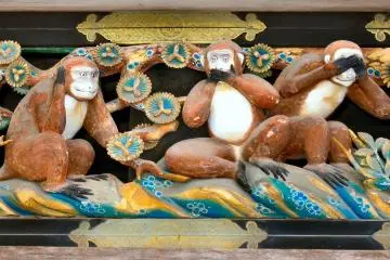 <p>Sanzaru (Three Wise Monkey) > ลิงสามตัว (三猿 &ndash; sanzaru) ซึ่งอยู่บนอาคาร Shinkyusha ถือเป็นรูปแกะสลักที่โด่งดังที่สุดซึ่งแฝงปริศนาธรรมไว้อย่างน่าสนใจ&nbsp;โดยรูปแกะสลักนี้เป็น ลิงปิดหู ลิงปิดปาก ลิงปิดตา ซึ่งนี่คือต้นกำเนิดปริศนาธรรมอันโด่งดังที่หมายถึง &ldquo;การไม่เปิดตารับรู้โดยการมองสิ่งที่ไม่ดี&rdquo; &ldquo;การไม่เปิดหูรับฟังในสิ่งที่ไม่ดี&rdquo; และ &ldquo;การไม่เปิดปากกล่าววาจาในสิ่งที่ไม่ดี&rdquo;</p>