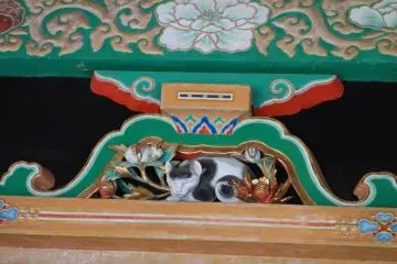 <p>Nemurineko (Sleeping Cat) > รูปแกะสลักแมวหลับซึ่งช่างศิลป์นั้นแกะสลักออกมาสื่อถึงอารมณ์แมวได้อย่างยอดเยี่ยม ปรัชญาที่แฝงอยู่นั้นสื่อความหมายถึงสันติภาพอันสงบสุขนั่นเอง โดยผลงานนี้เป็นฝีมือการแกะสลักของช่างฝีมือชั้นบรมครู Hidari Jingorou และรูปสลักนี้ยังได้รับการขึ้นทะเบียนให้เป็นมรดกแห่งชาติญี่ปุ่น (National Treasure of Japan) อีกด้วย</p>