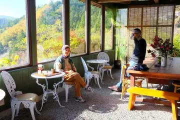 <p>Having a cup of coffee with Rogier and Chikako while enjoying the view</p>