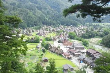 Hilltop view over Shirakawa-go (Photo: <a href="https://en.japantravel.com/profile/tom-roseveare/1362" target="_blank" rel="noreferrer noopener nofollow">Tom Roseveare</a> / JT)