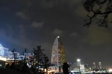 Taman ini juga indah di malam hari. Foto ini diambil sesaat setelah acara kembang api.