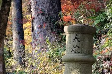 산책로 옆에 있는 돌 표식기