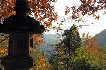 언덕 위의 석등과 유색 나무들