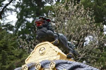 <p>Tsutsuga beast on top of Karamon Gate, serves as a guardian</p>