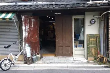 <p>ด้านหน้าร้าน BROWN ที่ก็อาร์ตไม่แพ้กัน</p>