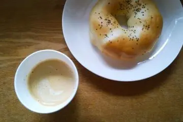 <p>เบเกิ้ลไส้ชีสโรงงาดำหนึ่งในเมนูอร่อยยอดฮิตของร้านที่น่าลอง ... ทานคู่กับการจิบกาแฟร้อนๆ ฟินอย่างบอกใคร</p>