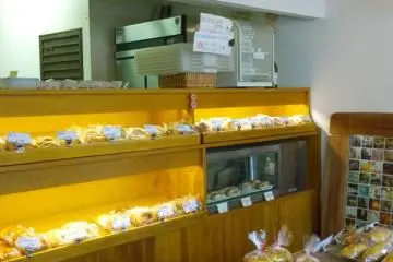 <p>อีกมุมภายในร้านที่เป็นชั้นขายเบเกิ้ลให้เลือกหลากขนิด</p>