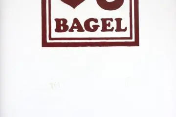 <p>โลโก้น่ารักๆ ของ LOVES BAGEL ล่ะ</p>