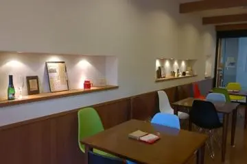 <p>อีกมุมหนึ่งของร้านที่ตกแต่งได้มีสีสันสดใสมีชีวิตชีวาน่านั่งพักผ่อน</p>
