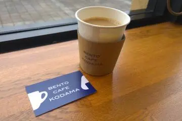 <p>กาแฟที่เสิร์ฟในร้านนั้นหอมกรุ่นน่าทานทีเดียว</p>