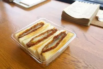 <p>ทงคัตซึแซนวิชขึ้นชื่อของร้าน</p>