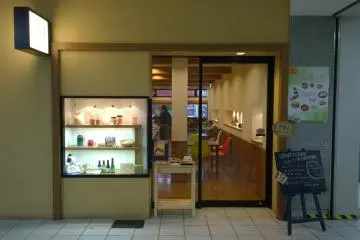<p>โฉมหน้าเก๋ๆ ของร้านที่มองจากโซนด้านในสถานีรถไฟ Kinugawa Onsen Station</p>
