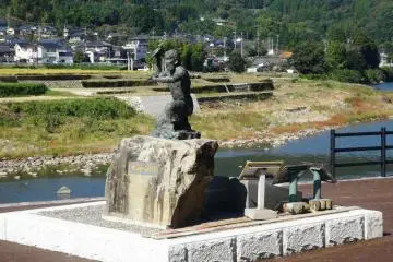 <p>A statue of Zenkai with his building tools</p>