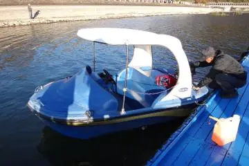 <p>Motorboat - license not required</p>