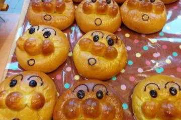 <p>Outside the main entrance is a bakery selling cute baked goods. They are a little expensive but delicious</p>