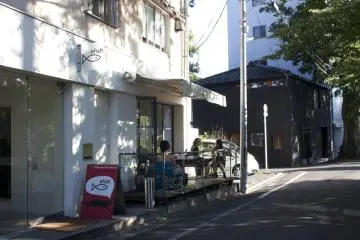 <p>อีกมุมหนึ่งของด้านหน้าร้าน efish ซึ่งบริเวณนี้จะมีโซนระเบียงเล็กๆ ยืนไปอยู่ริมถนนให้เราได้นั่งชิลล์กับความร่มรื่นในอีกบรรยากาศ</p>