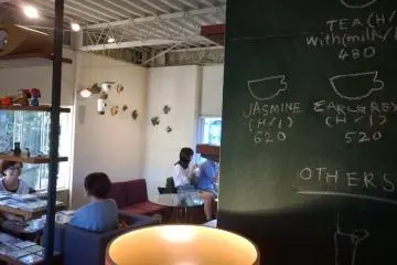 <p>บรรยกาศร้านด้านบนชั้นสอง ซึ่งโซนนี้จะเป็นคาเฟ่เก๋ๆ ผสมกับร้านขายของเล็กๆ อันเป็นสินค้าของ&nbsp;SHIN PRODUCTS ที่ออกแบบโดย Shin Nishibori นักออกแบบอุตสาหกรรมชื่อดังของญี่ปุ่นที่เป็นเจ้าของร้าน efish นี่เอง</p>