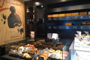 <p>บรรยากาศความอร่อยผสานความเท่ในร้าน&nbsp;Le Petit Mac - Oike (ル・プチメック 御池)</p>